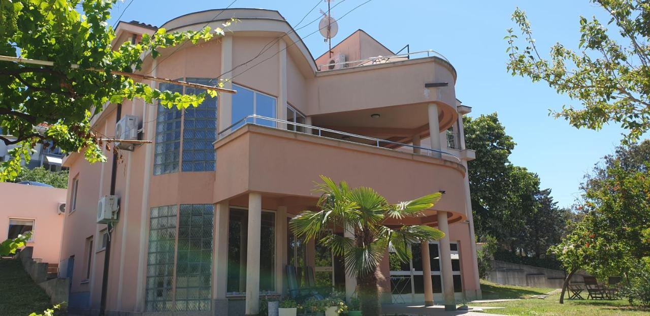 Apartments Seafront Villa พูลา ภายนอก รูปภาพ