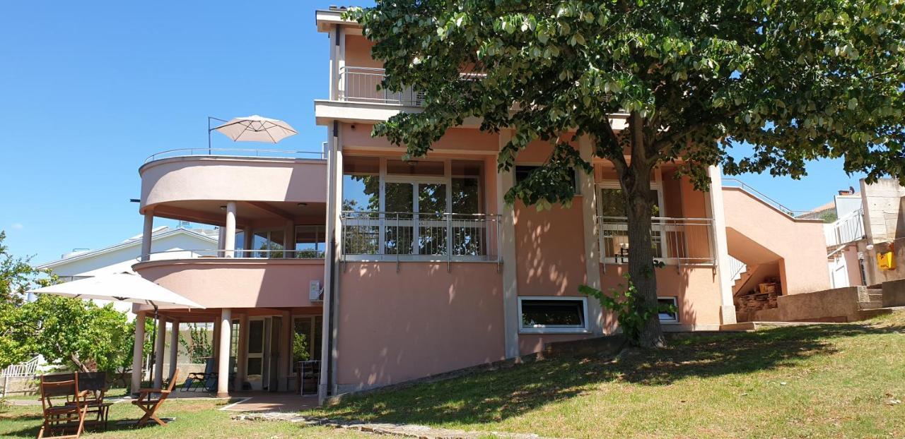Apartments Seafront Villa พูลา ภายนอก รูปภาพ