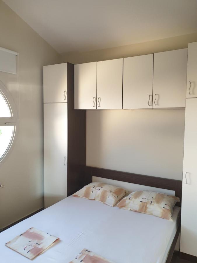 Apartments Seafront Villa พูลา ภายนอก รูปภาพ