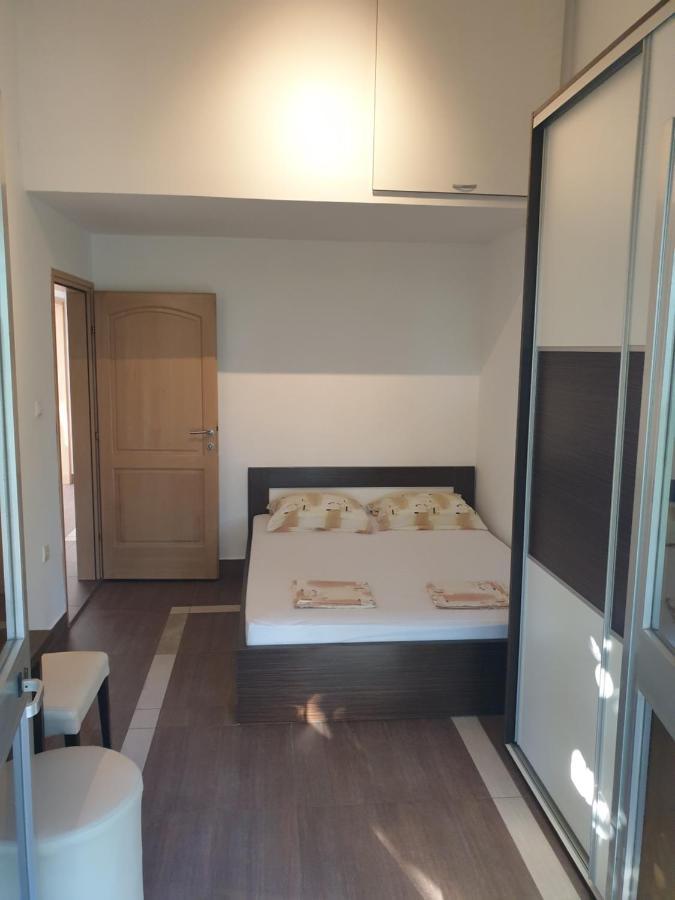 Apartments Seafront Villa พูลา ภายนอก รูปภาพ