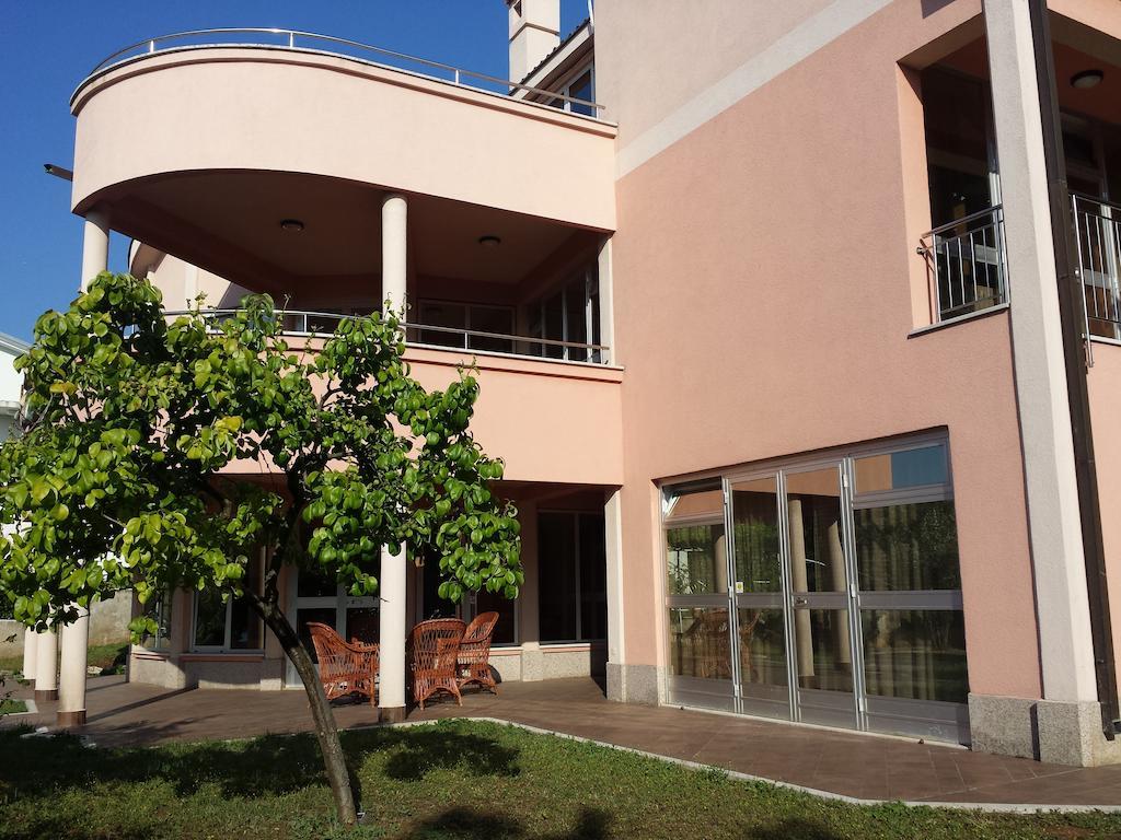 Apartments Seafront Villa พูลา ภายนอก รูปภาพ