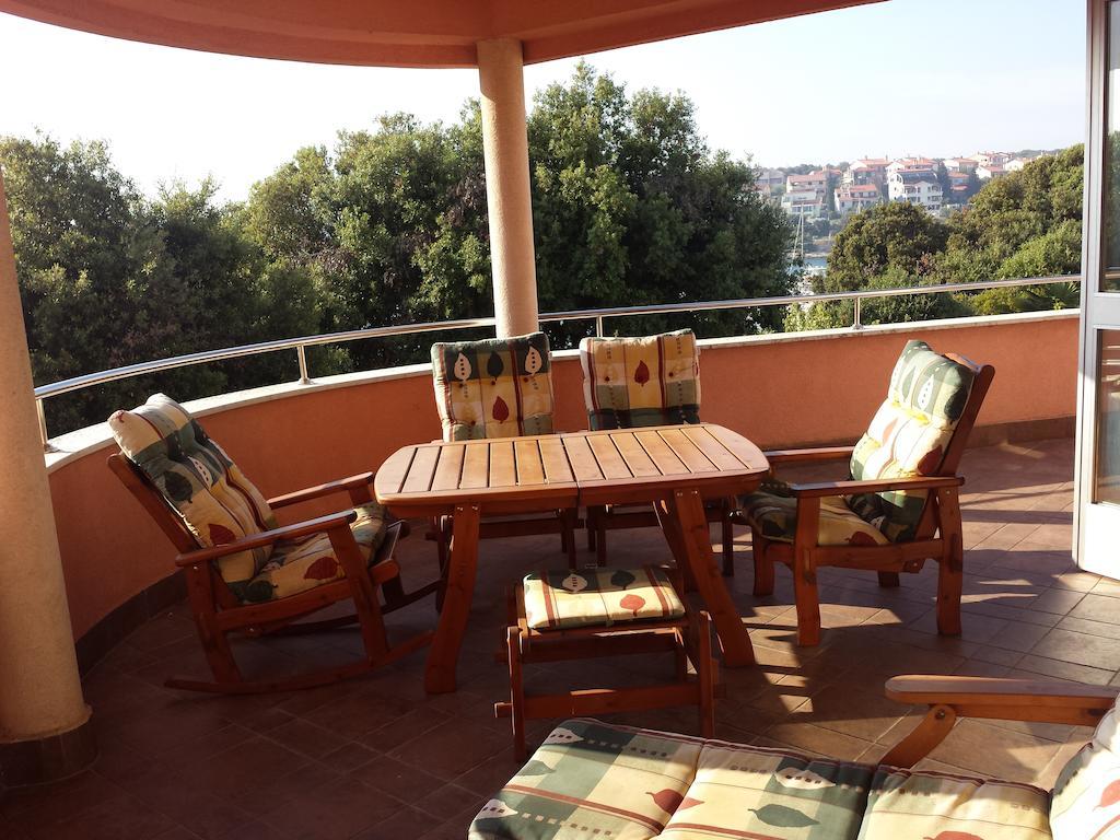 Apartments Seafront Villa พูลา ภายนอก รูปภาพ