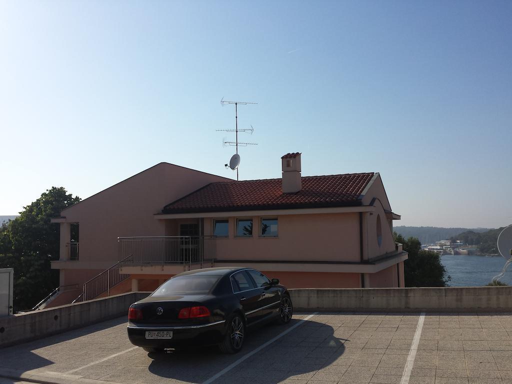 Apartments Seafront Villa พูลา ภายนอก รูปภาพ