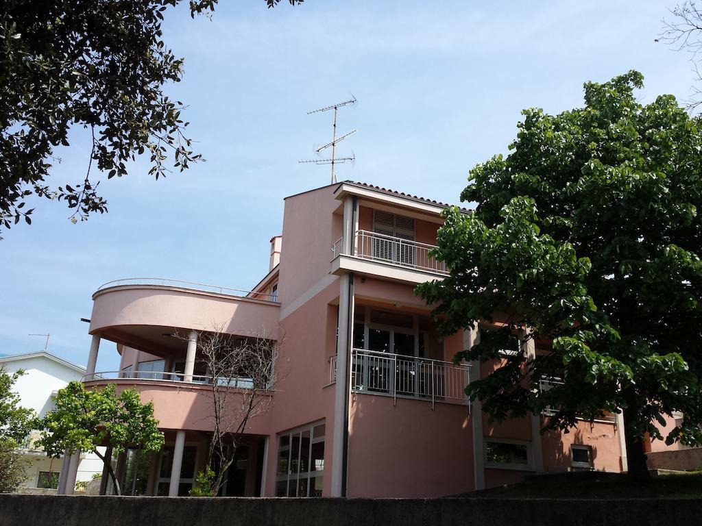 Apartments Seafront Villa พูลา ภายนอก รูปภาพ