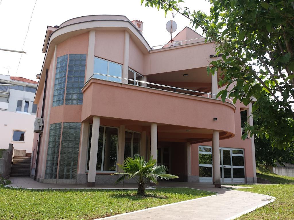 Apartments Seafront Villa พูลา ภายนอก รูปภาพ