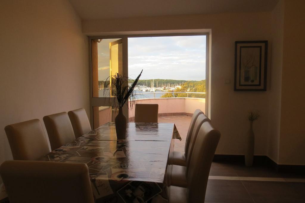 Apartments Seafront Villa พูลา ภายนอก รูปภาพ